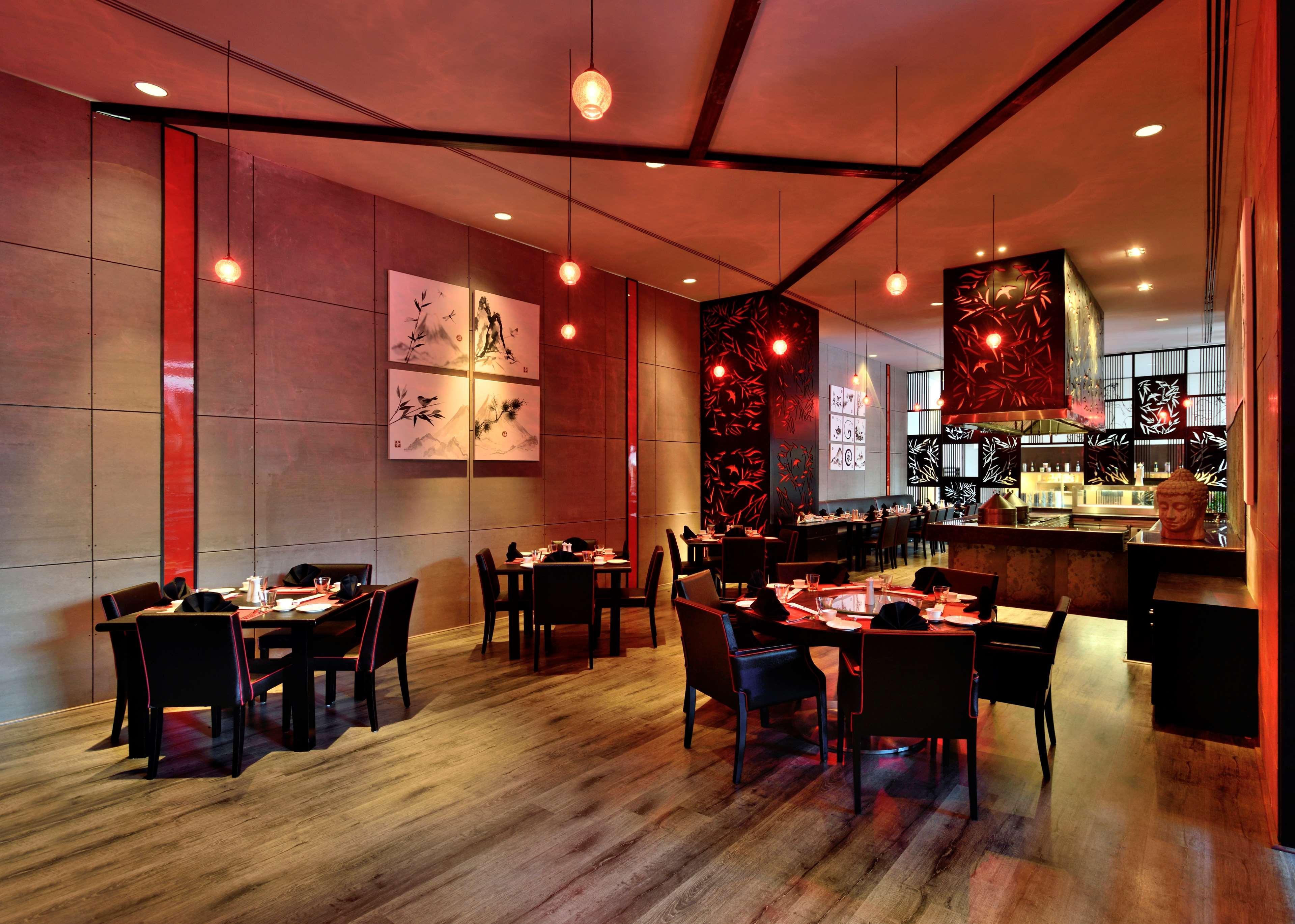 โรงแรมเรดิสันบลูพลาซ่า ไฮเดอราบัด บัญชรฮิลล์ ภายนอก รูปภาพ The interior of a restaurant