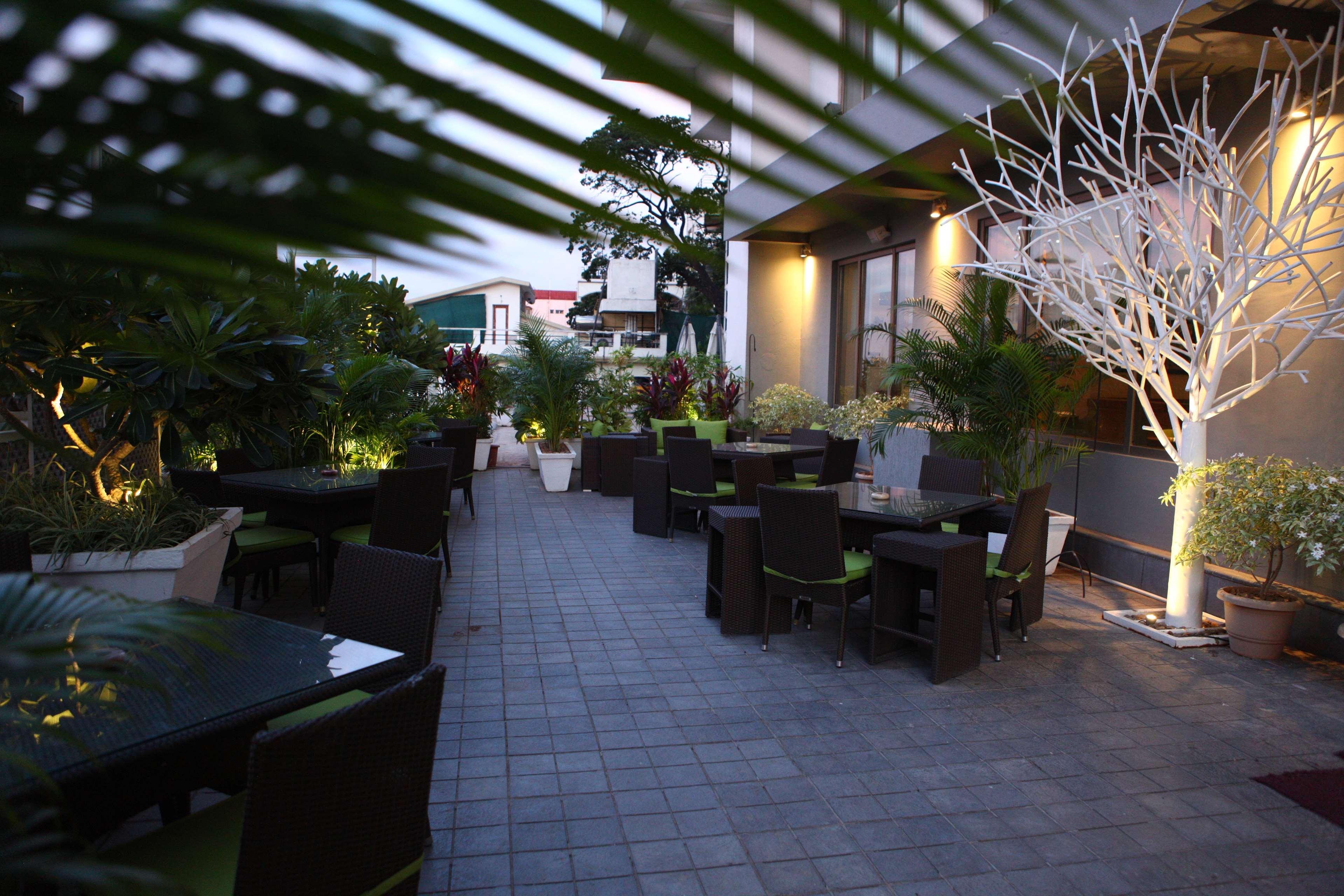 โรงแรมเรดิสันบลูพลาซ่า ไฮเดอราบัด บัญชรฮิลล์ ภายนอก รูปภาพ The outdoor terrace at the hotel