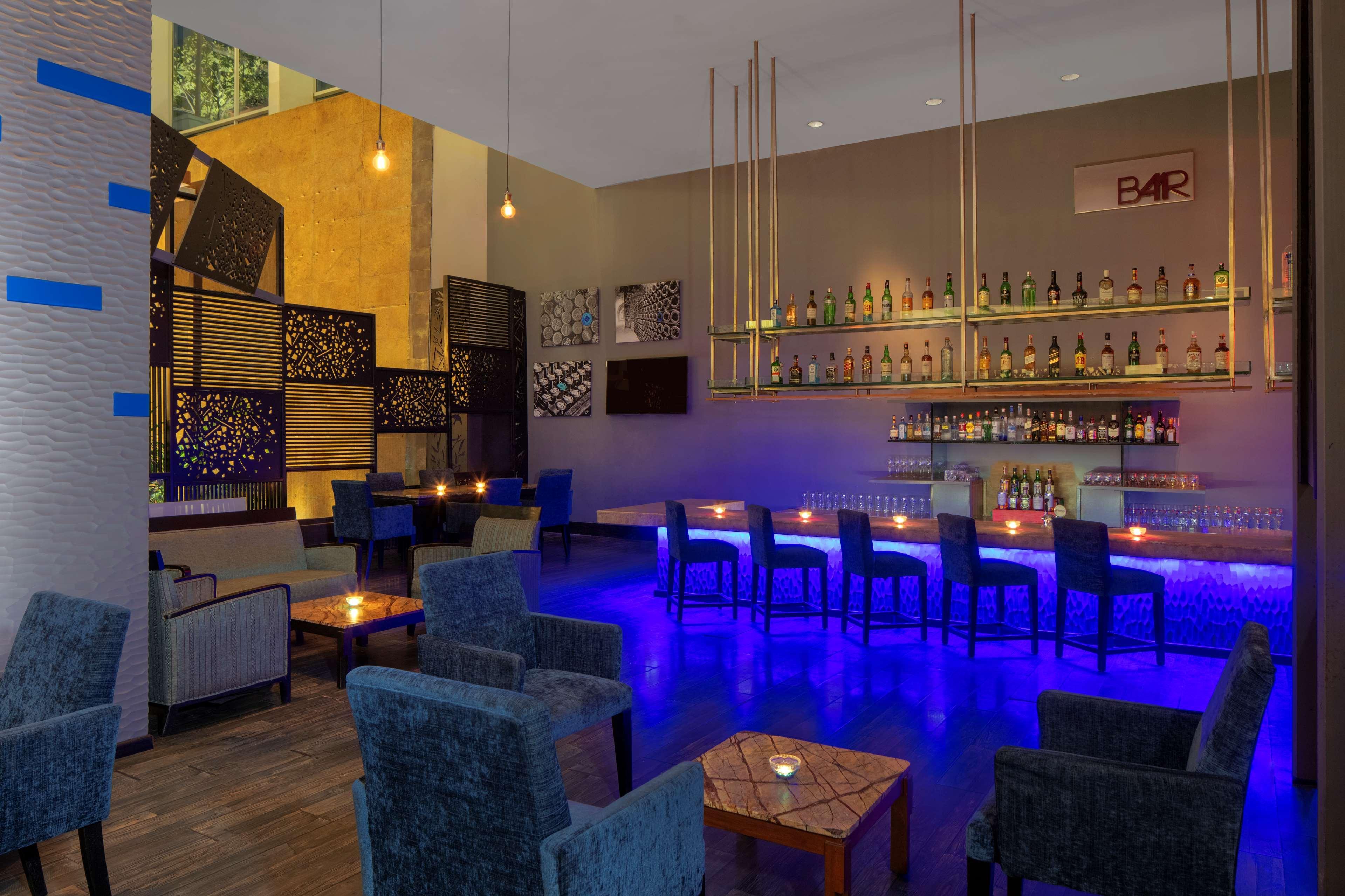 โรงแรมเรดิสันบลูพลาซ่า ไฮเดอราบัด บัญชรฮิลล์ ภายนอก รูปภาพ The bar at the hotel