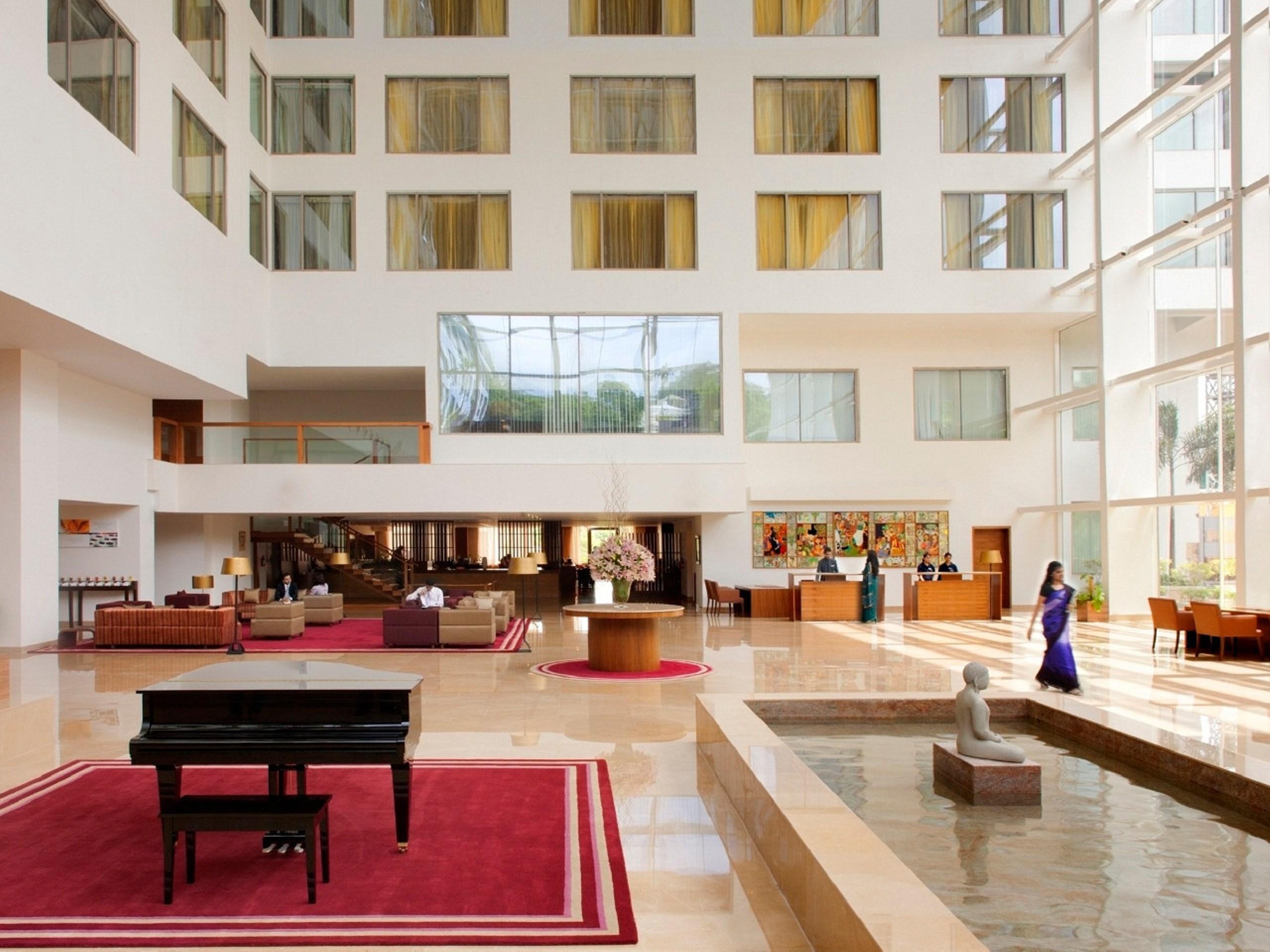 โรงแรมเรดิสันบลูพลาซ่า ไฮเดอราบัด บัญชรฮิลล์ ภายนอก รูปภาพ The lobby of the Taj Mahal Palace, Mumbai