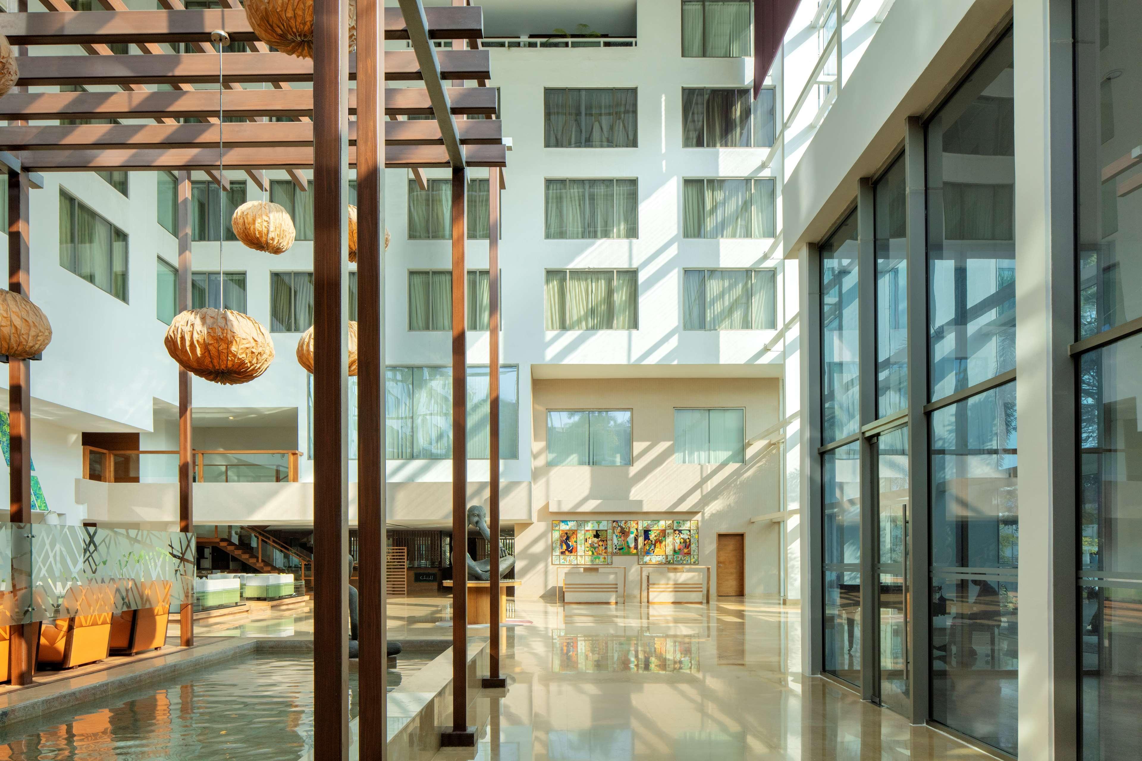 โรงแรมเรดิสันบลูพลาซ่า ไฮเดอราบัด บัญชรฮิลล์ ภายนอก รูปภาพ Interior of the hotel
