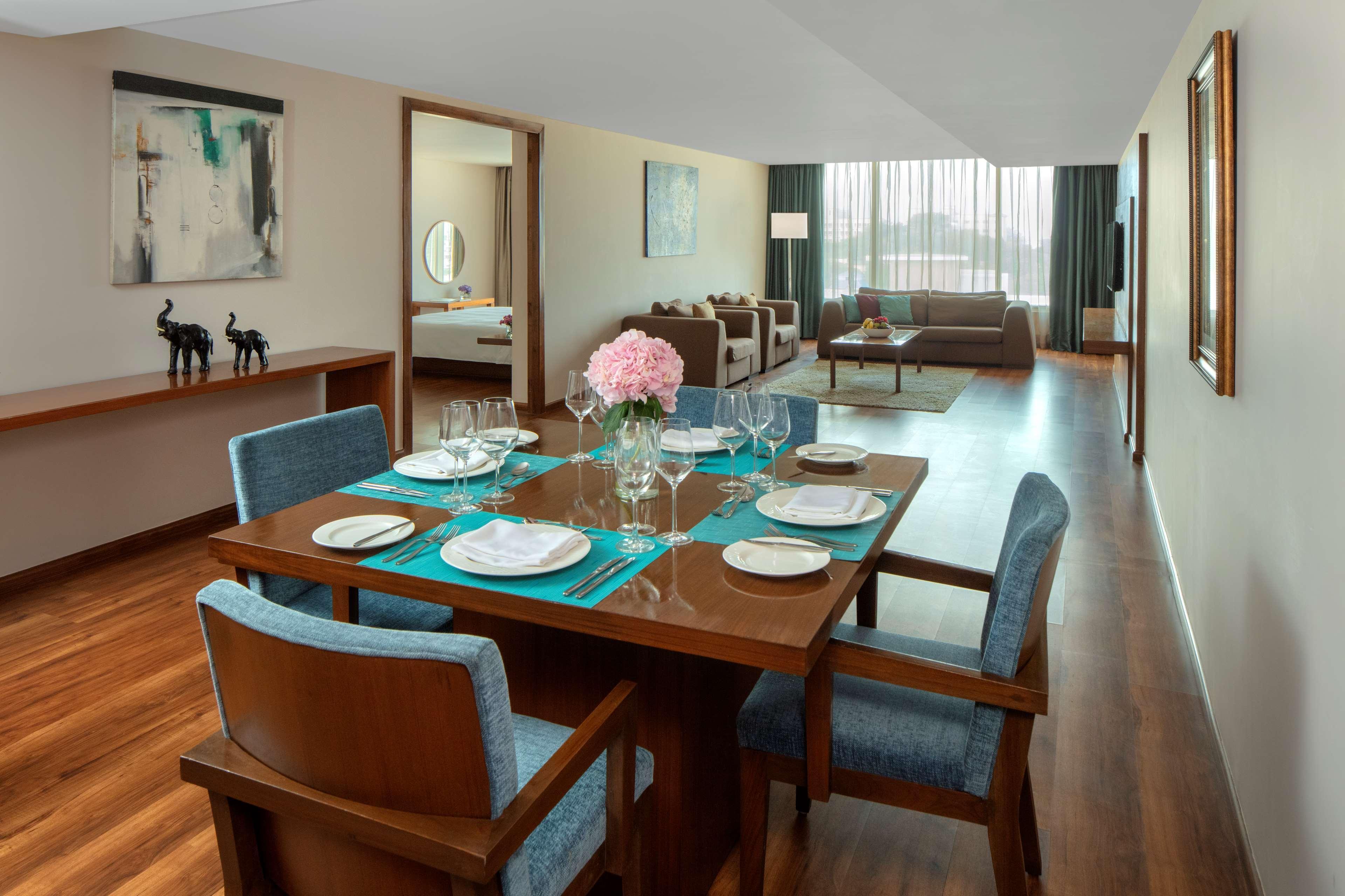 โรงแรมเรดิสันบลูพลาซ่า ไฮเดอราบัด บัญชรฮิลล์ ภายนอก รูปภาพ A suite at the hotel