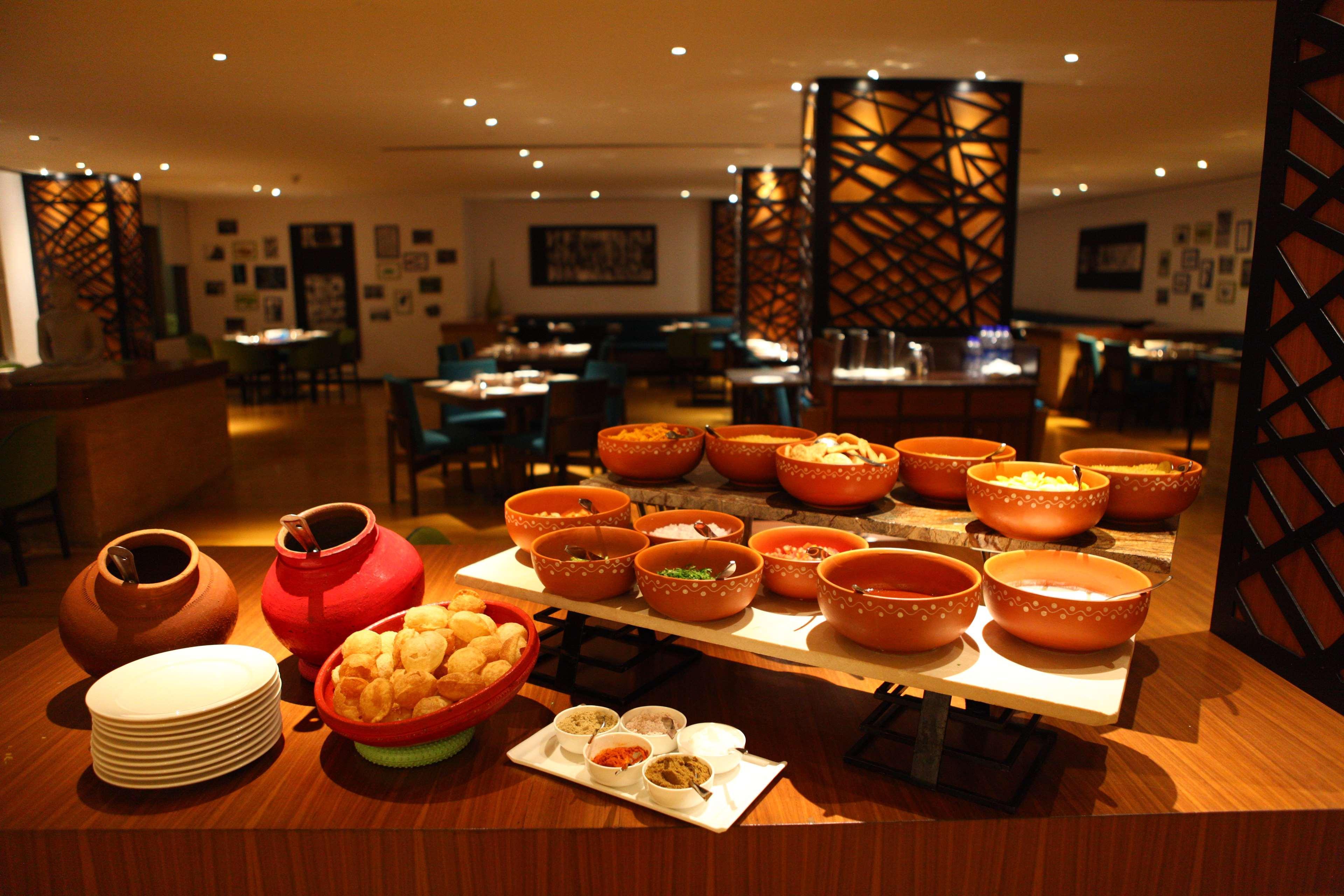โรงแรมเรดิสันบลูพลาซ่า ไฮเดอราบัด บัญชรฮิลล์ ภายนอก รูปภาพ A buffet at a hotel