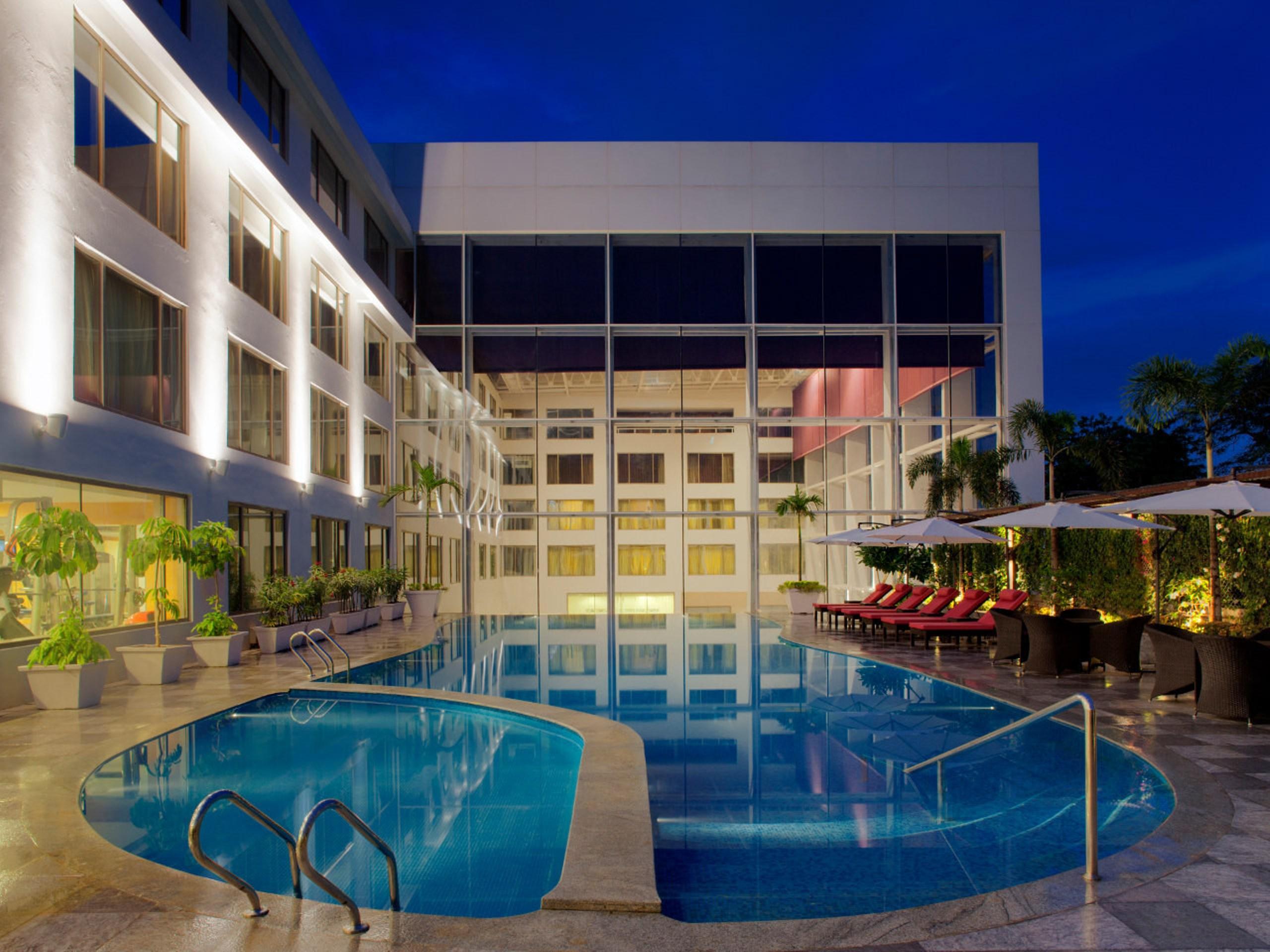 โรงแรมเรดิสันบลูพลาซ่า ไฮเดอราบัด บัญชรฮิลล์ ภายนอก รูปภาพ The swimming pool at the hotel