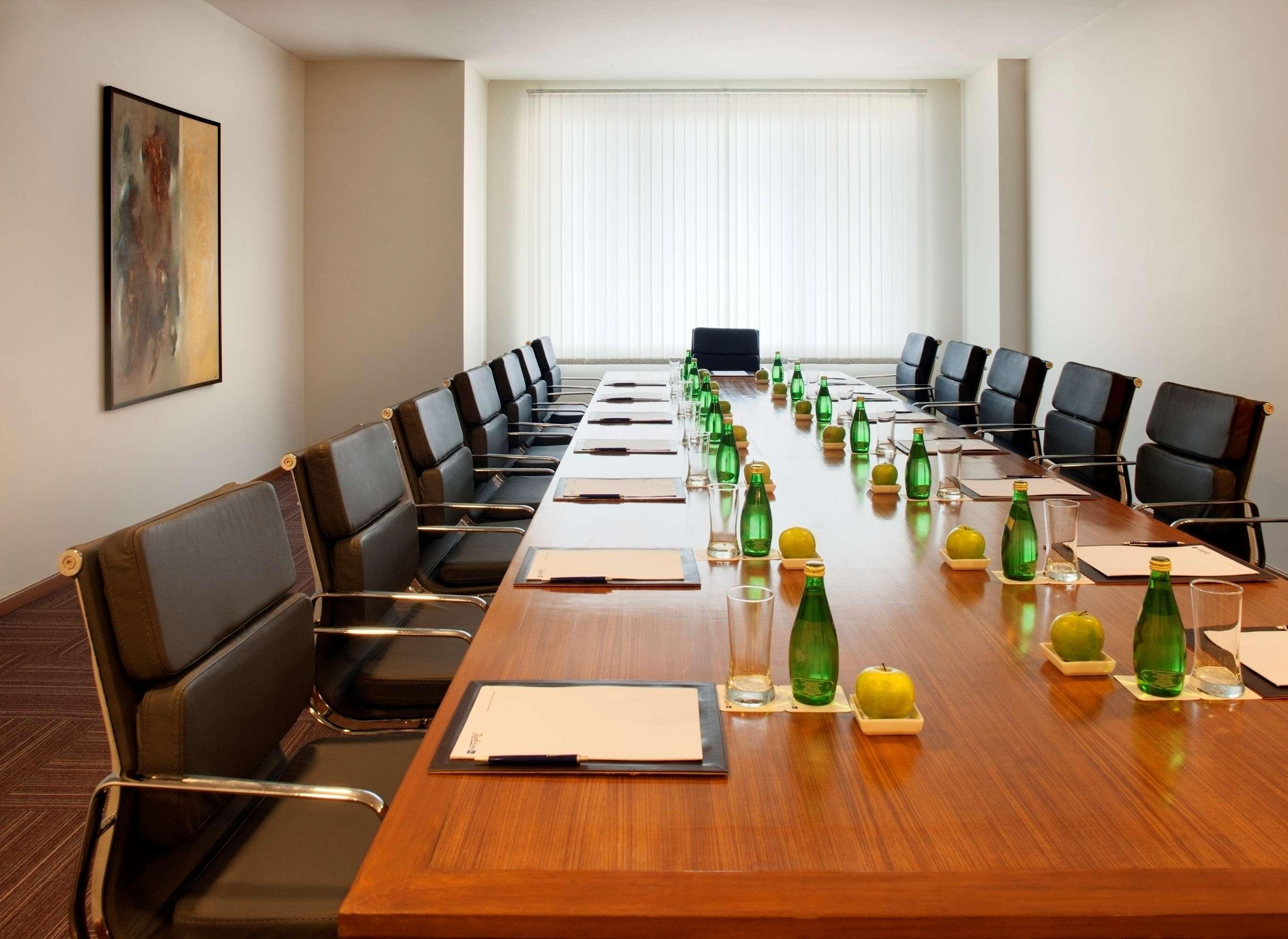 โรงแรมเรดิสันบลูพลาซ่า ไฮเดอราบัด บัญชรฮิลล์ ธุรกิจ รูปภาพ A boardroom