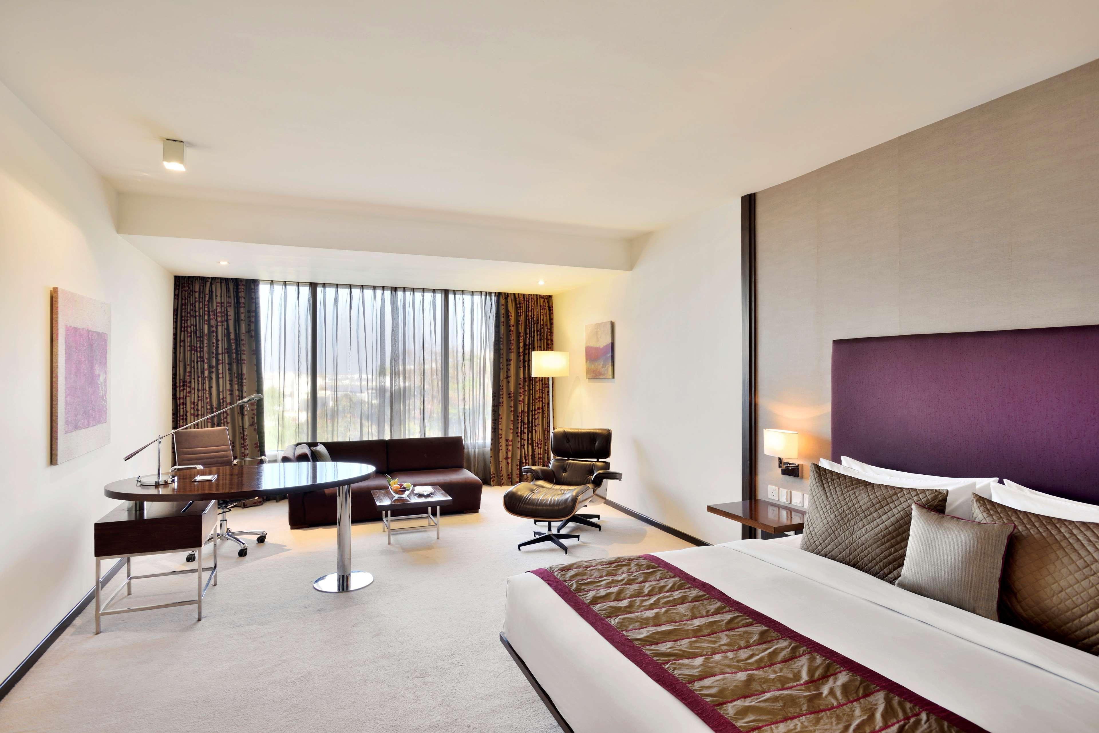 โรงแรมเรดิสันบลูพลาซ่า ไฮเดอราบัด บัญชรฮิลล์ ภายนอก รูปภาพ A room at the Park Hyatt Hyderabad