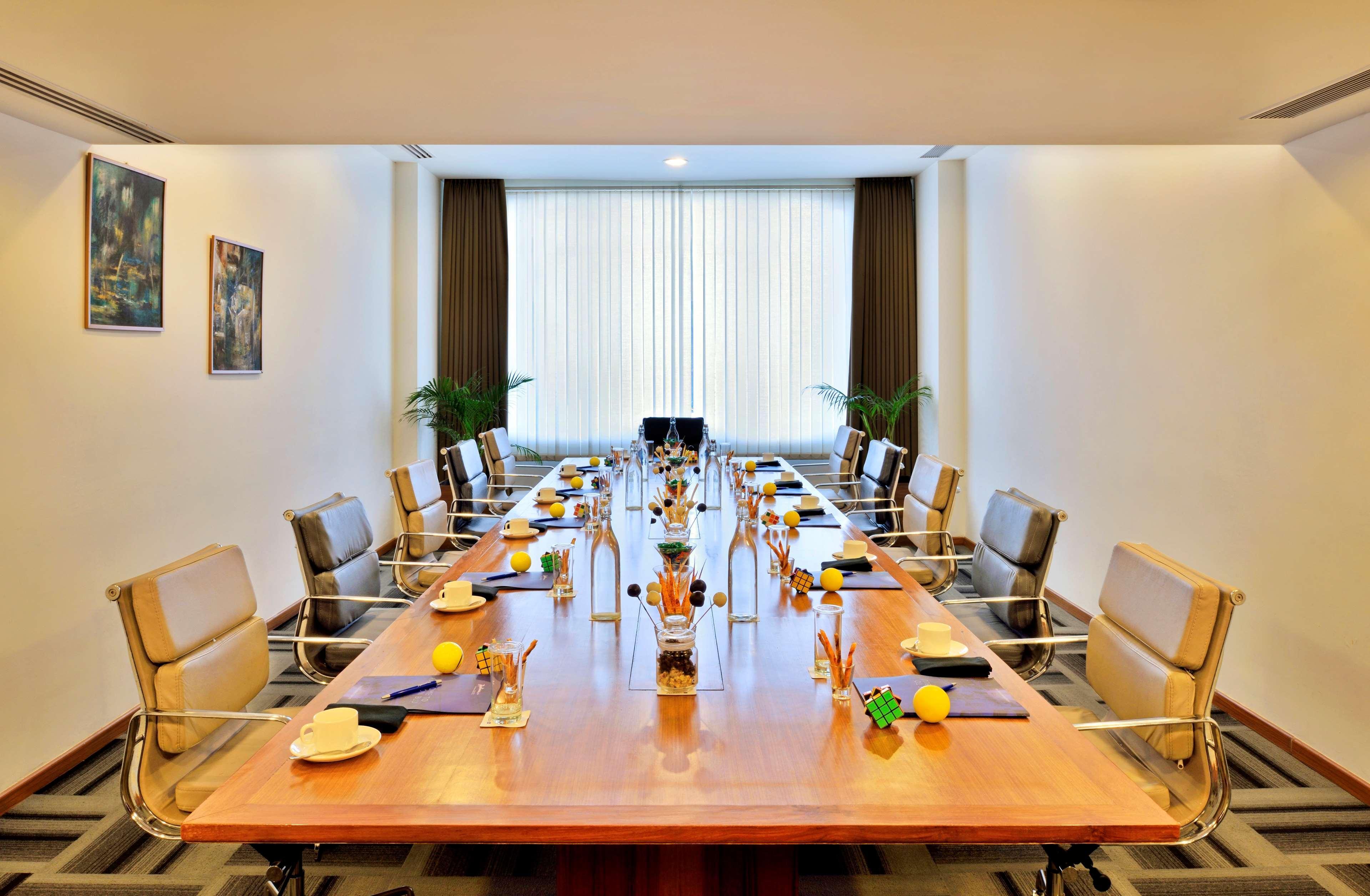 โรงแรมเรดิสันบลูพลาซ่า ไฮเดอราบัด บัญชรฮิลล์ ภายนอก รูปภาพ Meeting room