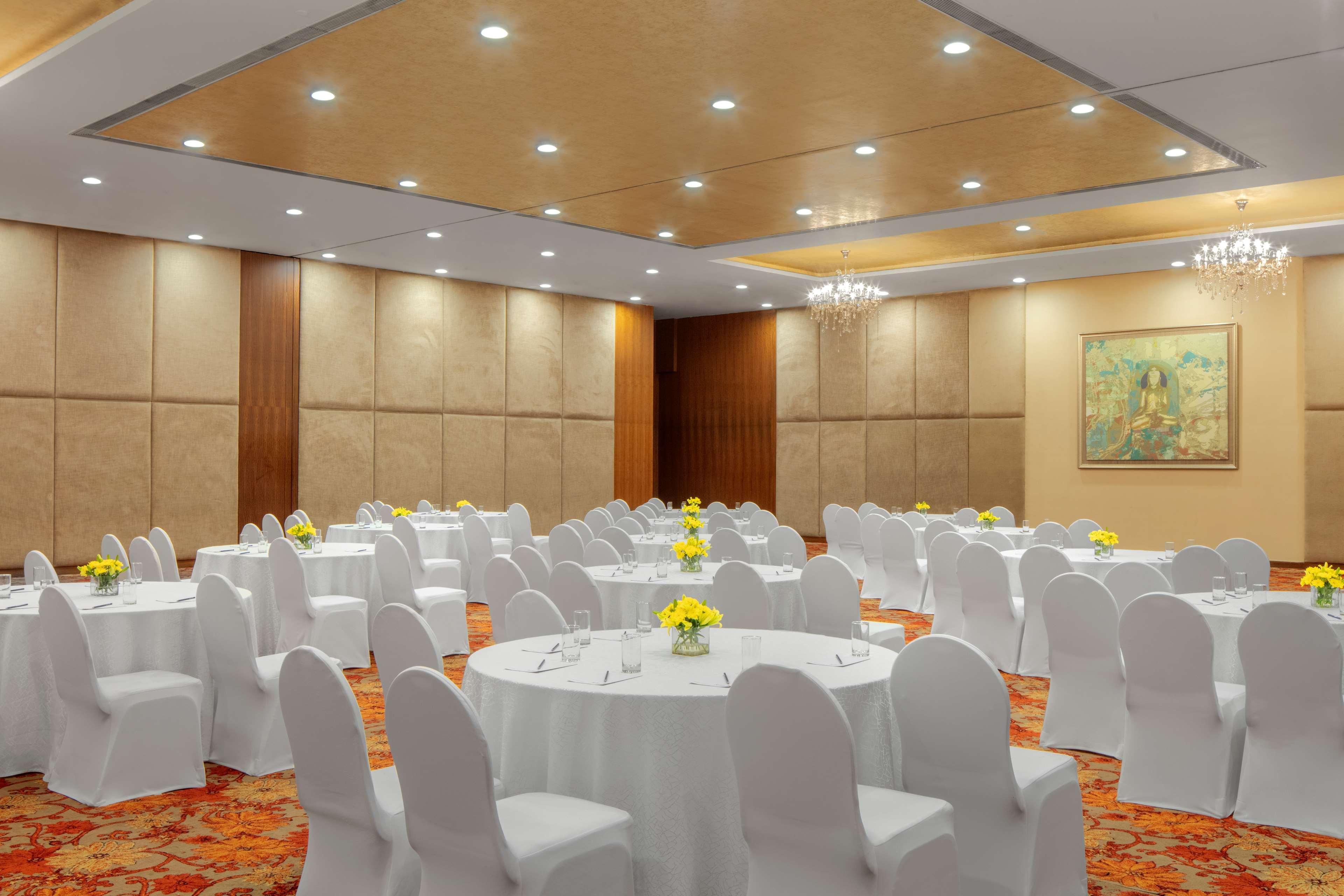 โรงแรมเรดิสันบลูพลาซ่า ไฮเดอราบัด บัญชรฮิลล์ ภายนอก รูปภาพ The ballroom at the hotel