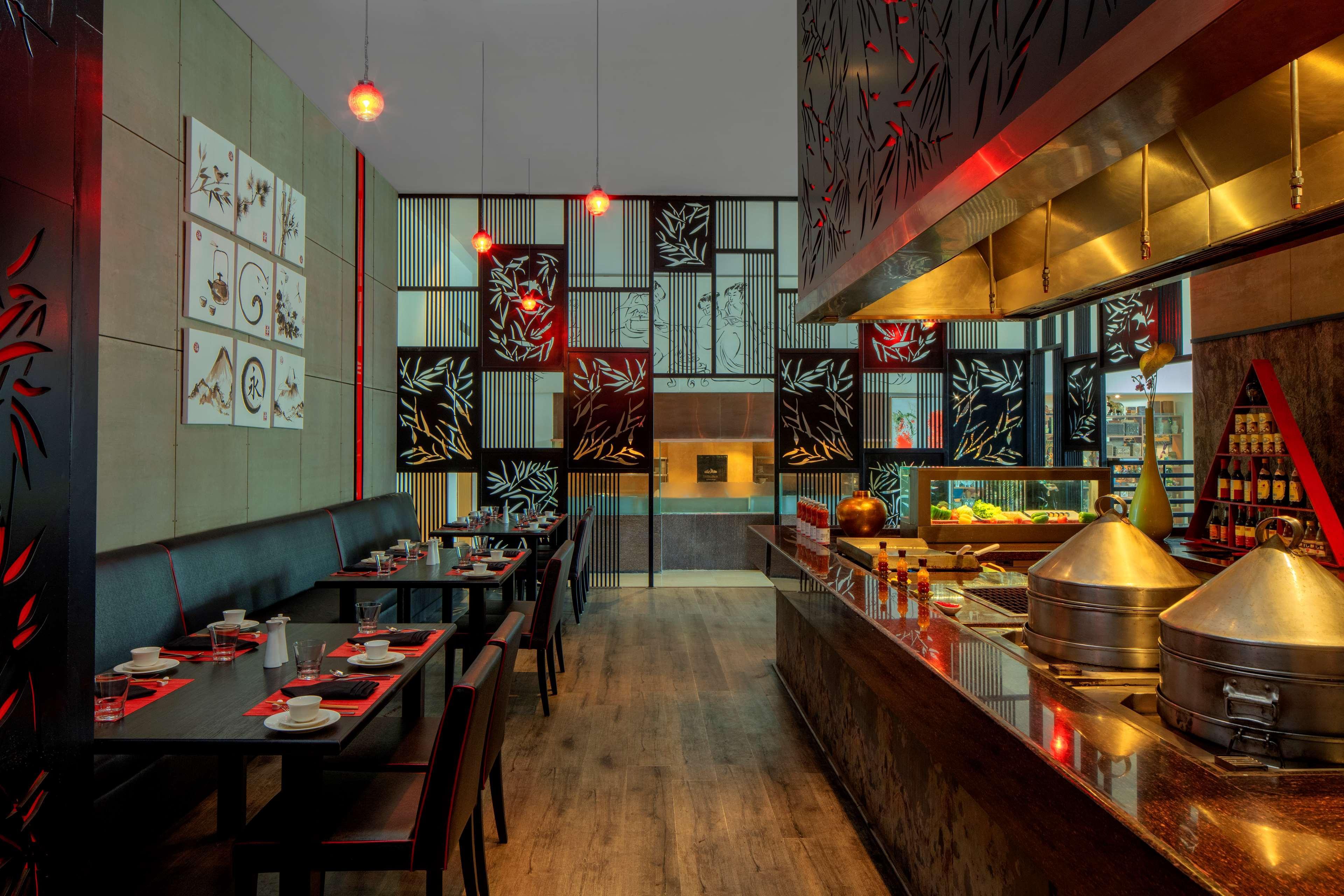 โรงแรมเรดิสันบลูพลาซ่า ไฮเดอราบัด บัญชรฮิลล์ ภายนอก รูปภาพ The interior of a restaurant in the United Arab Emirates