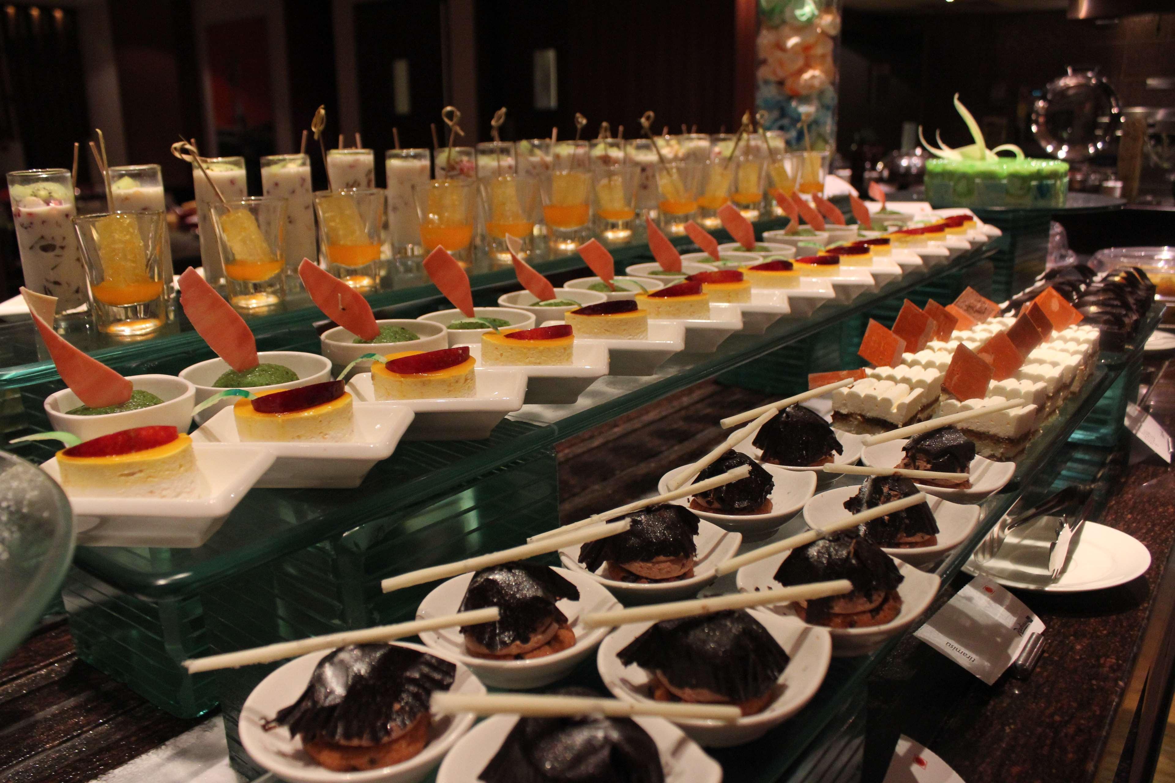 โรงแรมเรดิสันบลูพลาซ่า ไฮเดอราบัด บัญชรฮิลล์ ภายนอก รูปภาพ A dessert buffet