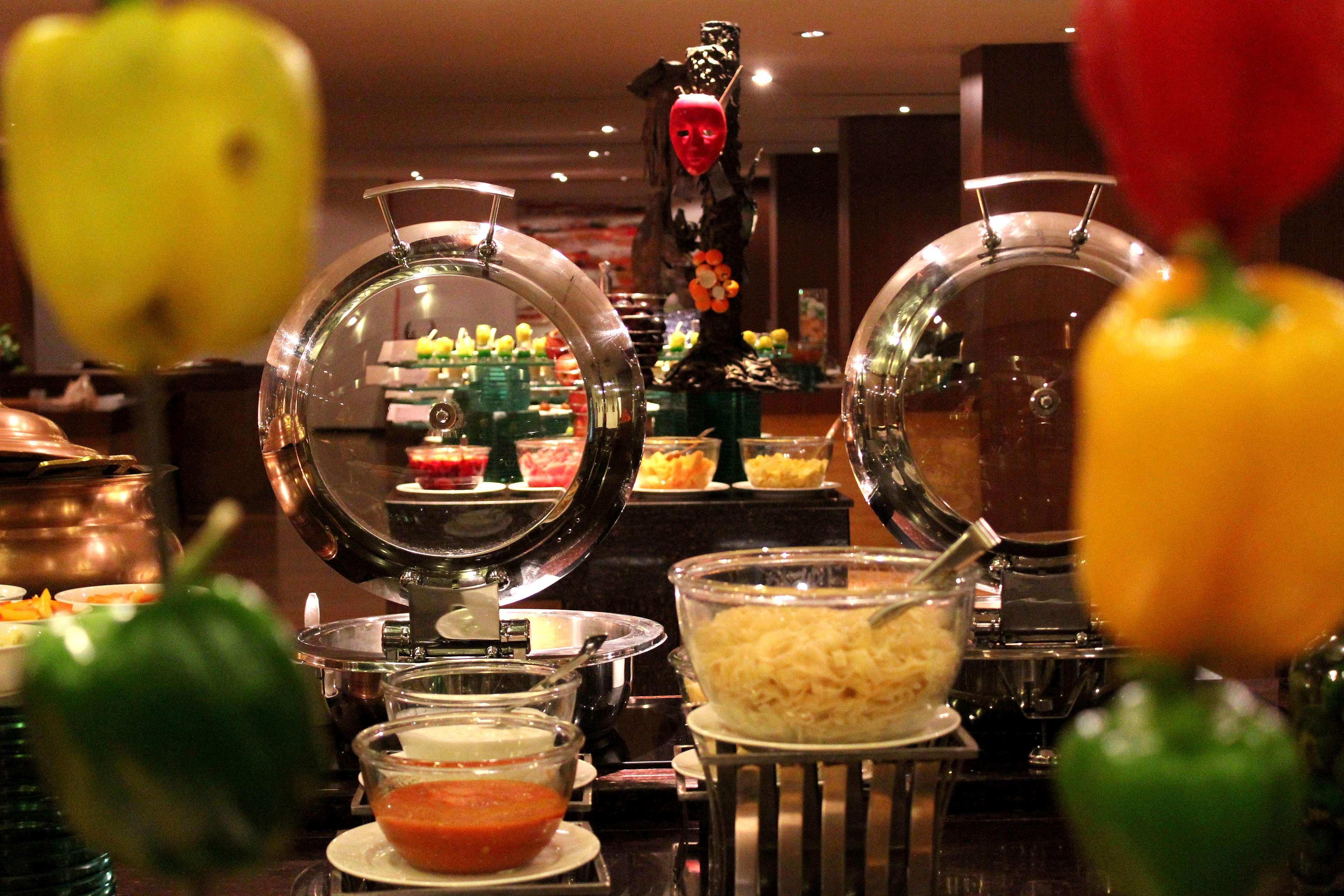 โรงแรมเรดิสันบลูพลาซ่า ไฮเดอราบัด บัญชรฮิลล์ ภายนอก รูปภาพ A buffet at a hotel