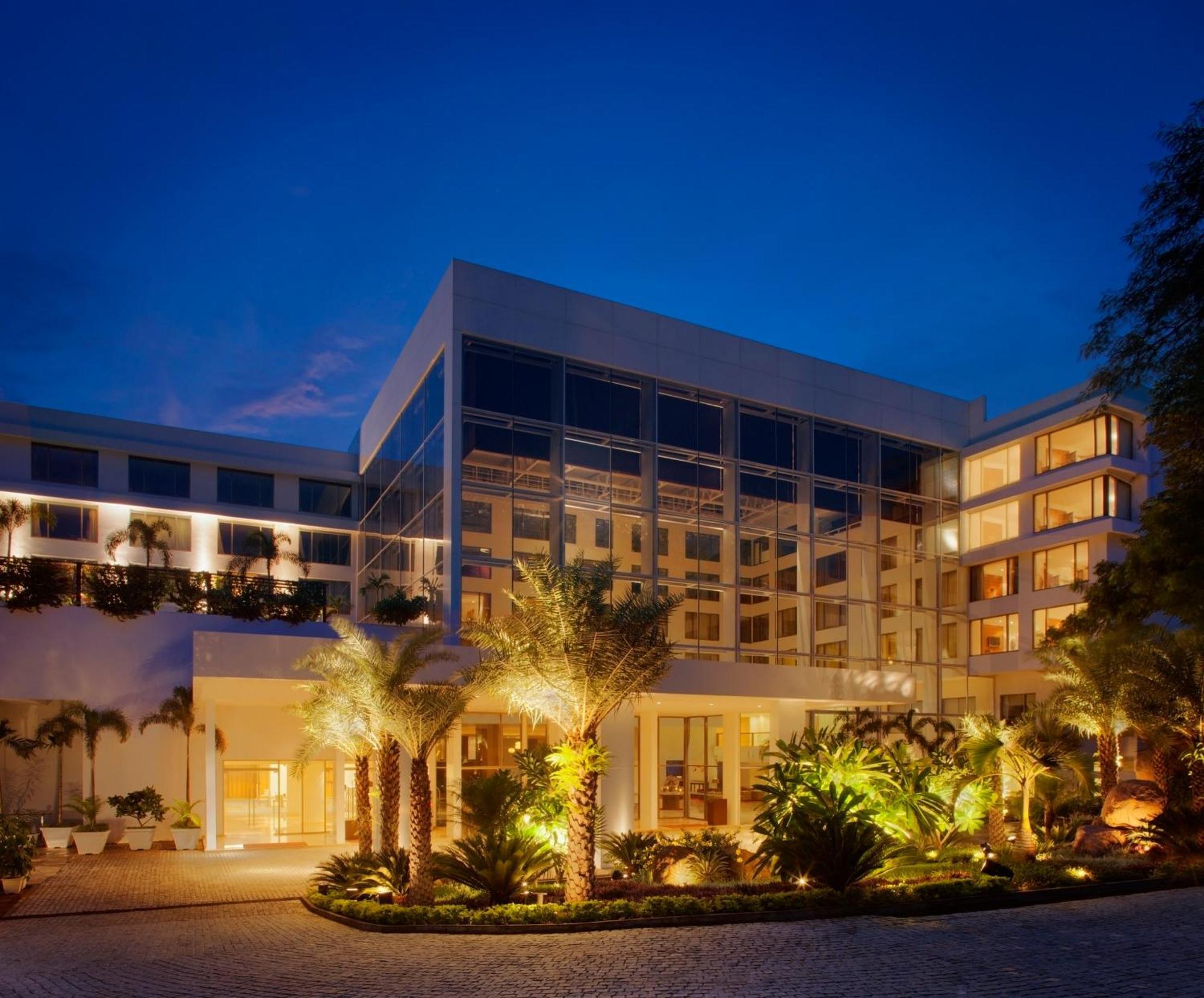 โรงแรมเรดิสันบลูพลาซ่า ไฮเดอราบัด บัญชรฮิลล์ ภายนอก รูปภาพ The hotel at night