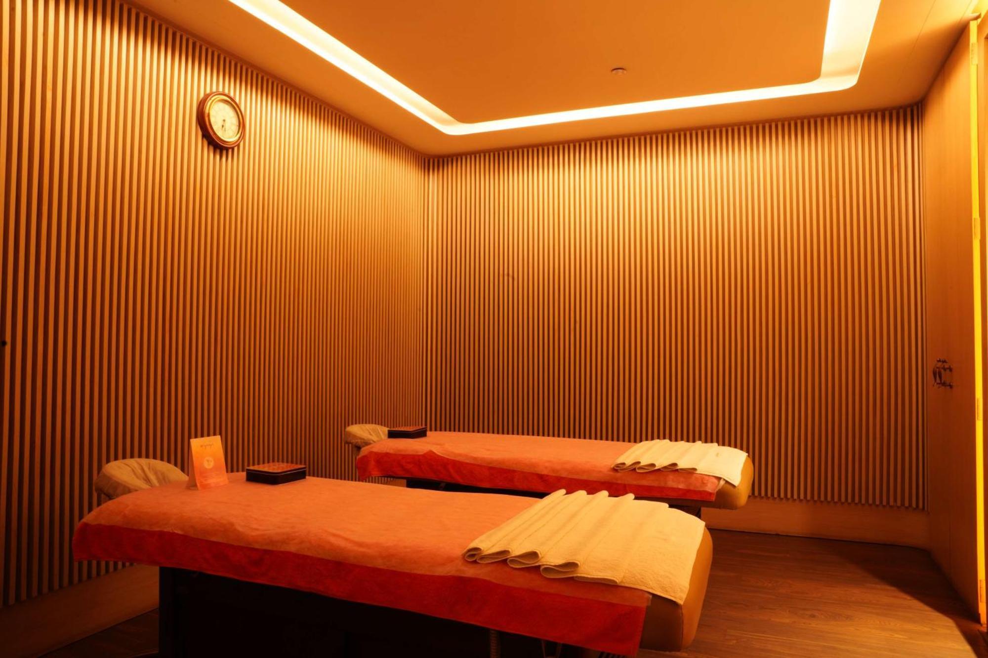 โรงแรมเรดิสันบลูพลาซ่า ไฮเดอราบัด บัญชรฮิลล์ ภายนอก รูปภาพ A massage room at a spa